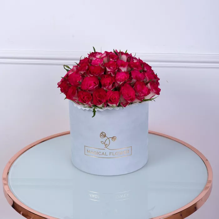 Букет из 51 бело-малиновой розы в серой бархатной шляпной коробке