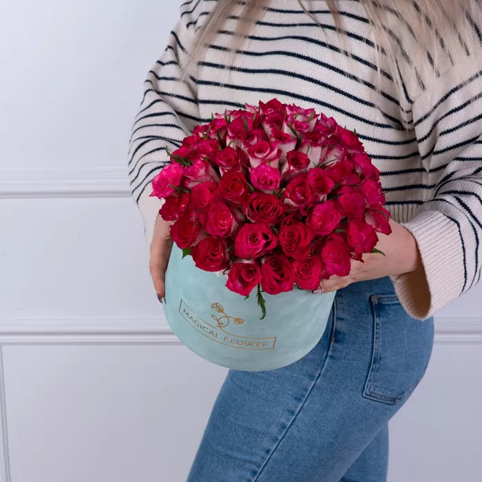 Букет из 51 бело-малиновой розы в зеленой бархатной шляпной коробке