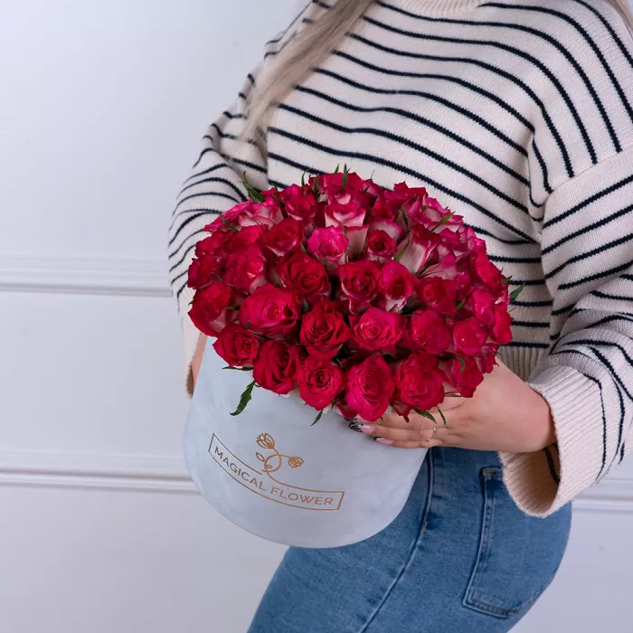 Букет из 51 бело-малиновой розы в серой бархатной шляпной коробке