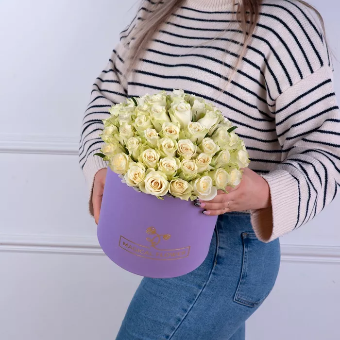 Букет из 75 белых роз в фиолетовой шляпной коробке