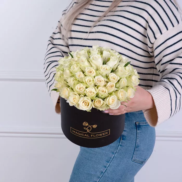 Букет из 75 белых роз в черной шляпной коробке