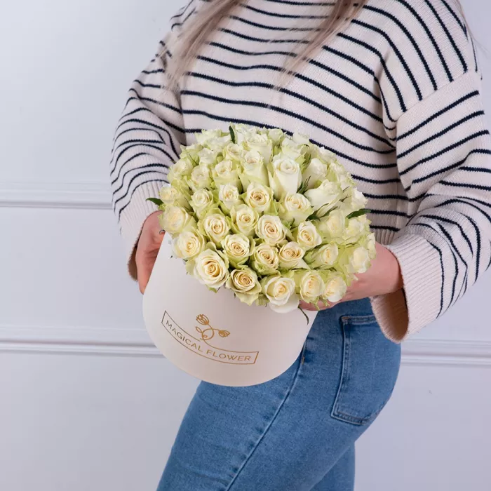 Букет из 75 белых роз в кремовой шляпной коробке