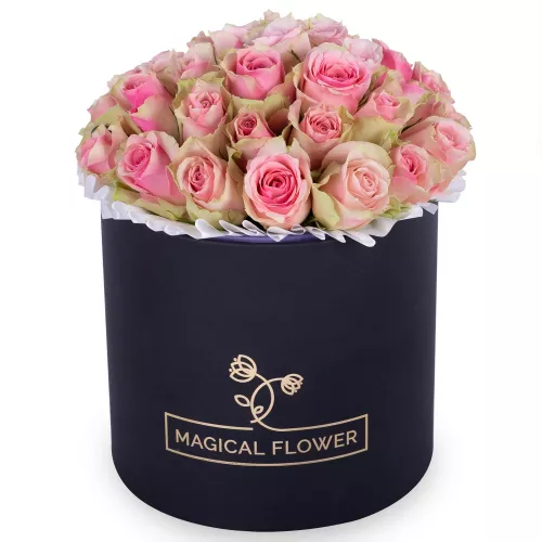Букет из 25 бело-розовых роз в черной шляпной коробке