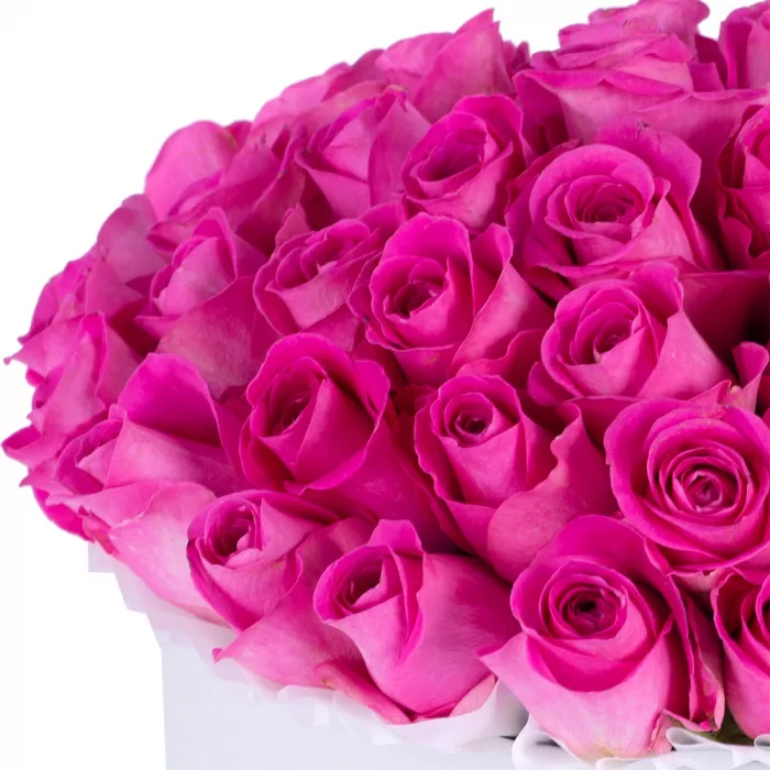 Букет из 51 розовой розы в белой шляпной коробке