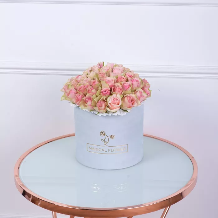 Букет из 25 бело-розовых роз в серой бархатной шляпной коробке