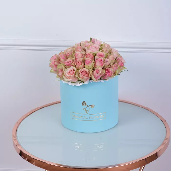 Букет из 25 бело-розовых роз в голубой шляпной коробке