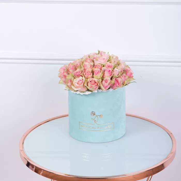 Букет из 25 бело-розовых роз в зеленой бархатной шляпной коробке