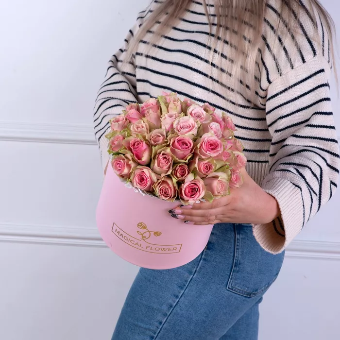 Букет из 25 бело-розовых роз в розовой шляпной коробке