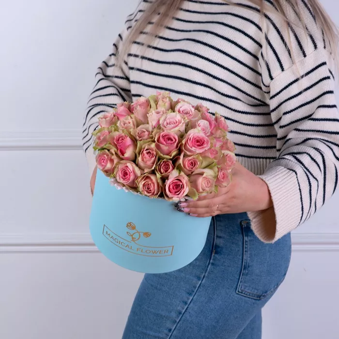 Букет из 25 бело-розовых роз в голубой шляпной коробке