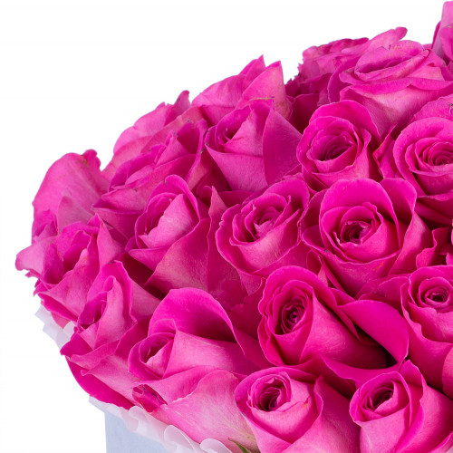 Букет из 51 розовой розы в серой бархатной шляпной коробке