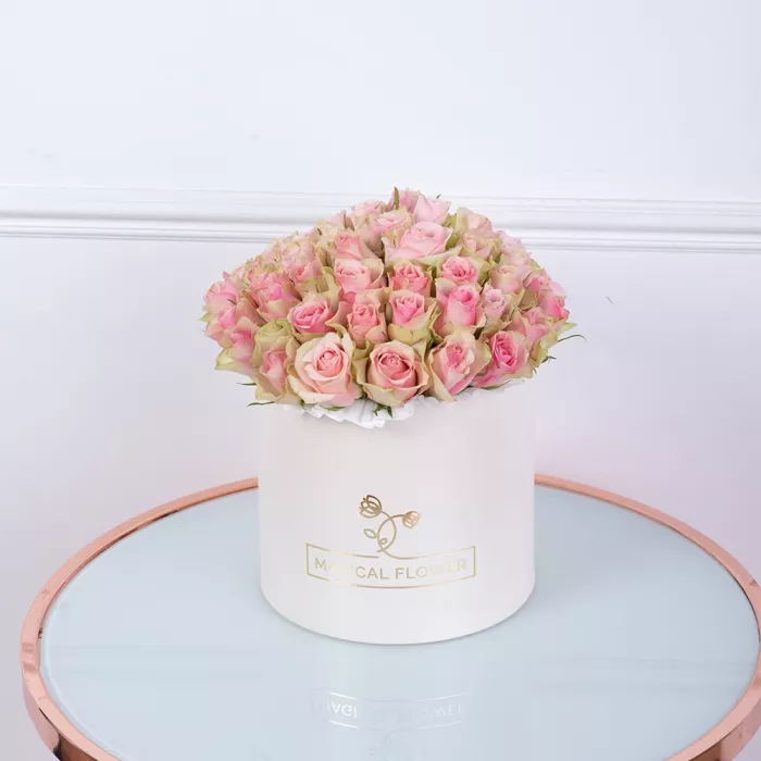 Букет из 25 бело-розовых роз в кремовой шляпной коробке