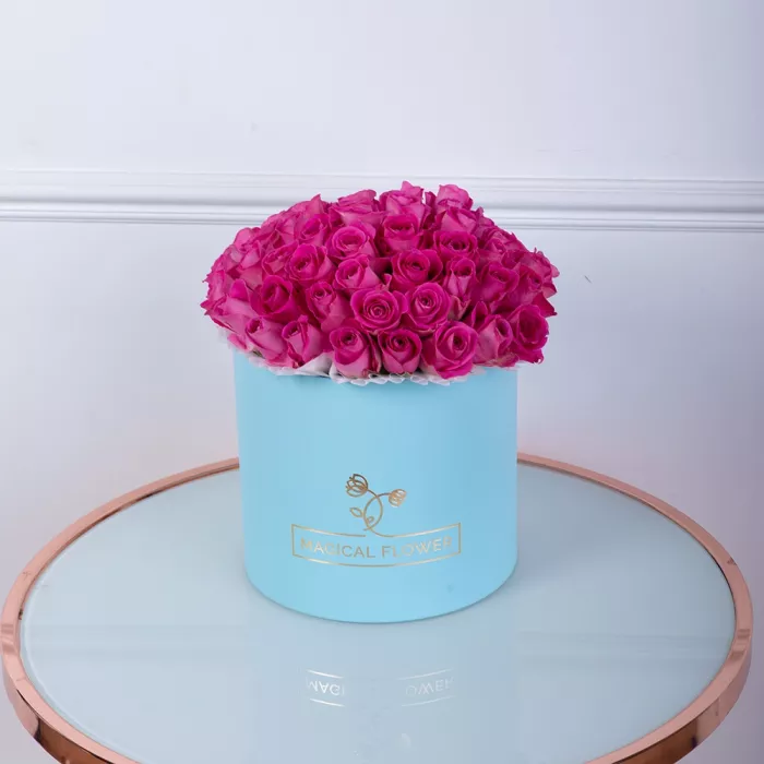 Букет из 51 розовой розы в голубой шляпной коробке