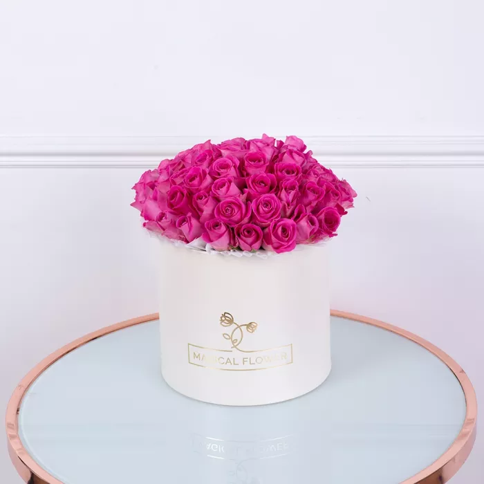 Букет из 51 розовой розы в кремовой шляпной коробке