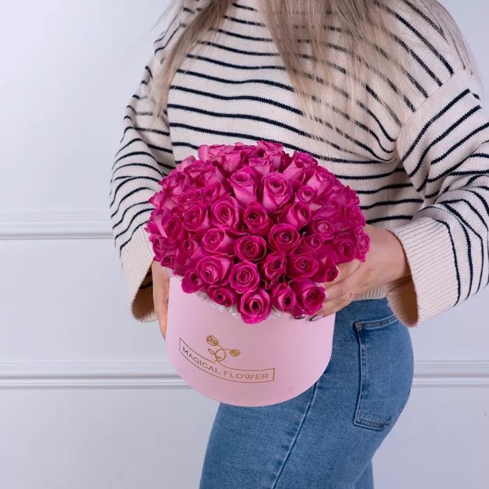 Букет из 51 розовой розы в розовой шляпной коробке