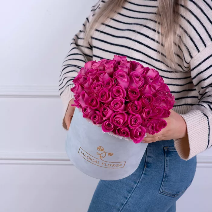 Букет из 51 розовой розы в серой бархатной шляпной коробке