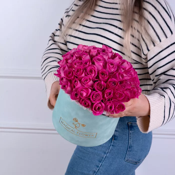 Букет из 51 розовой розы в зеленой бархатной шляпной коробке