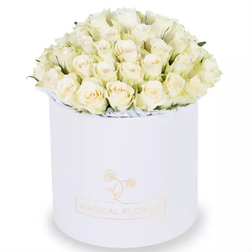 Букет из 75 белых роз в белой шляпной коробке