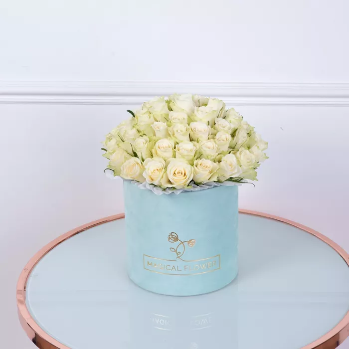 Букет из 75 белых роз в зеленой бархатной шляпной коробке