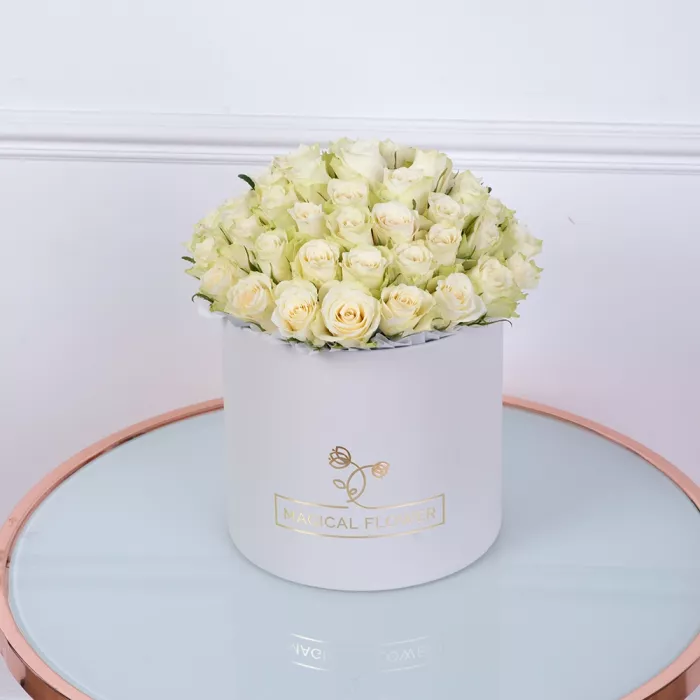 Букет из 75 белых роз в белой шляпной коробке