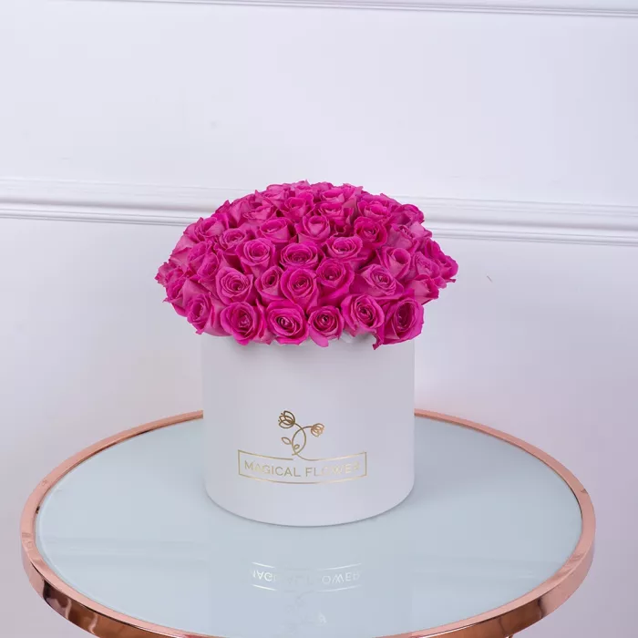 Букет из 75 розовых роз в белой шляпной коробке