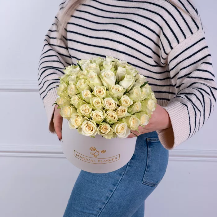 Букет из 75 белых роз в белой шляпной коробке