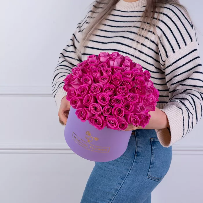 Букет из 75 розовых роз в фиолетовой шляпной коробке