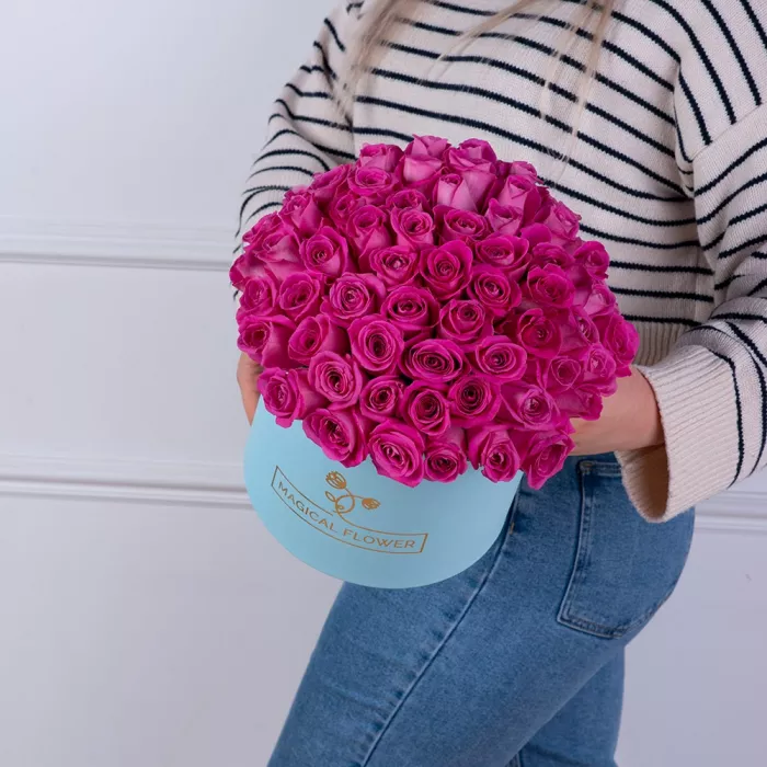 Букет из 75 розовых роз в голубой шляпной коробке