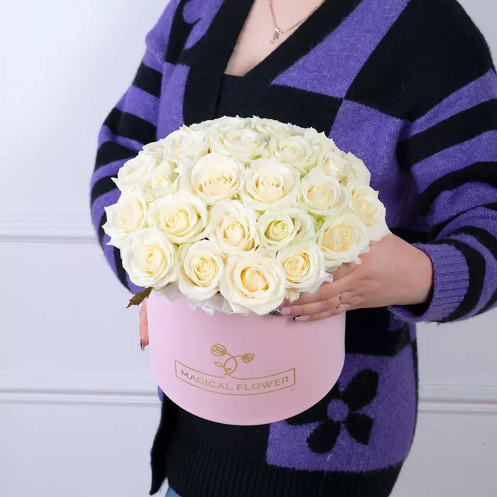 25 белых роз premium в розовой шляпной коробке