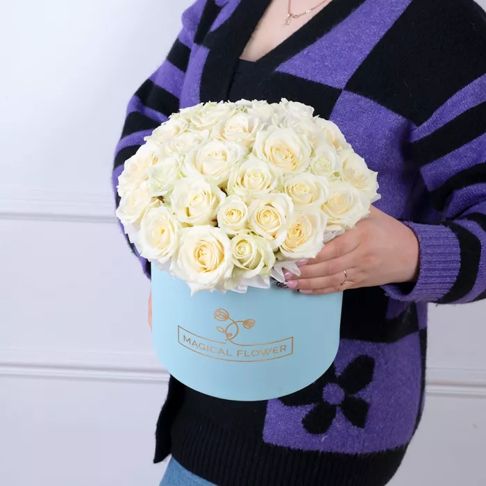 Букет из 25 белых роз premium в голубой шляпной коробке