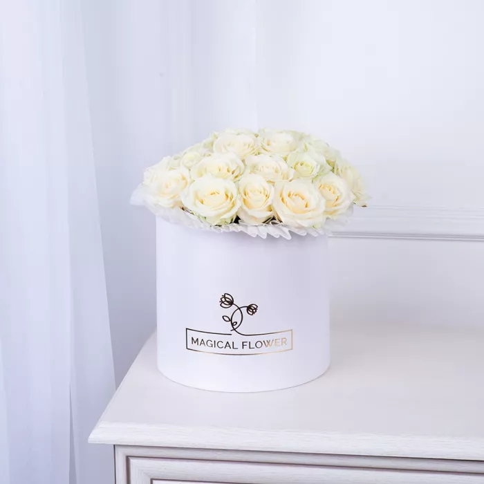 25 белых роз premium в белой шляпной коробке