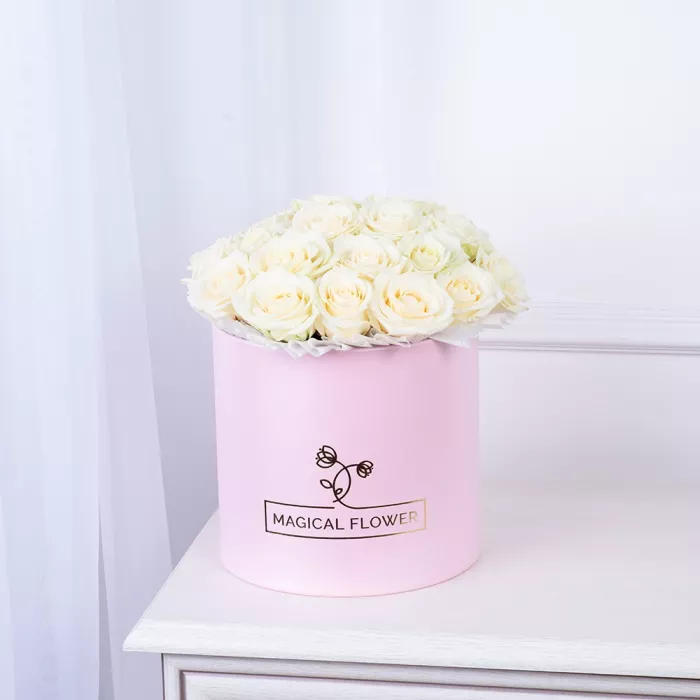 25 белых роз premium в розовой шляпной коробке