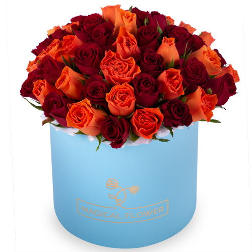 Яркий букет 51 разноцветная роза в голубой шляпной коробке
