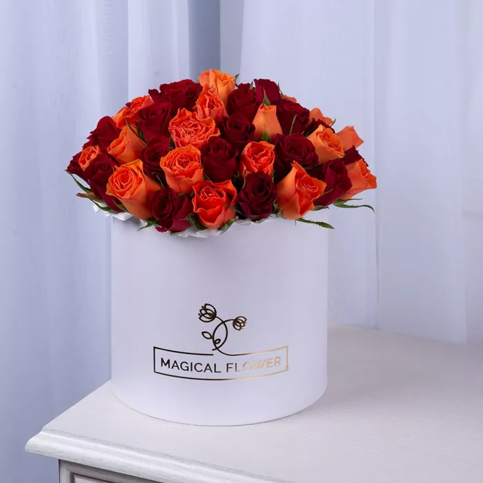 51 разноцветная роза в белой шляпной коробке