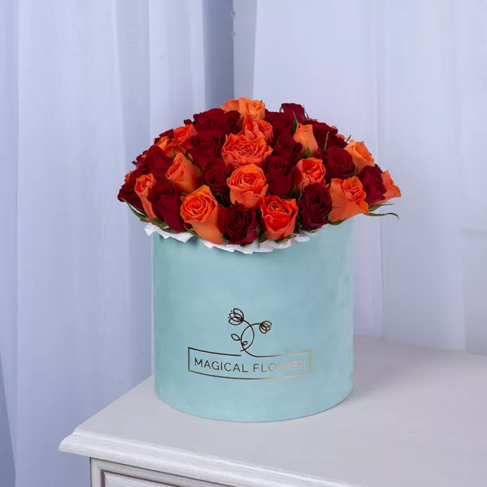 51 разноцветная роза в зеленой бархатной шляпной коробке