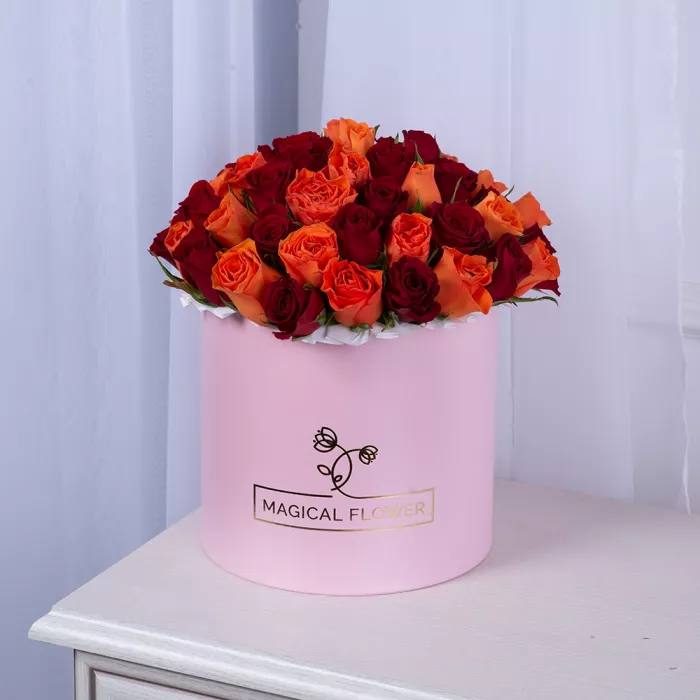 51 разноцветная роза в розовой шляпной коробке