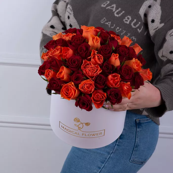 51 разноцветная роза в белой шляпной коробке