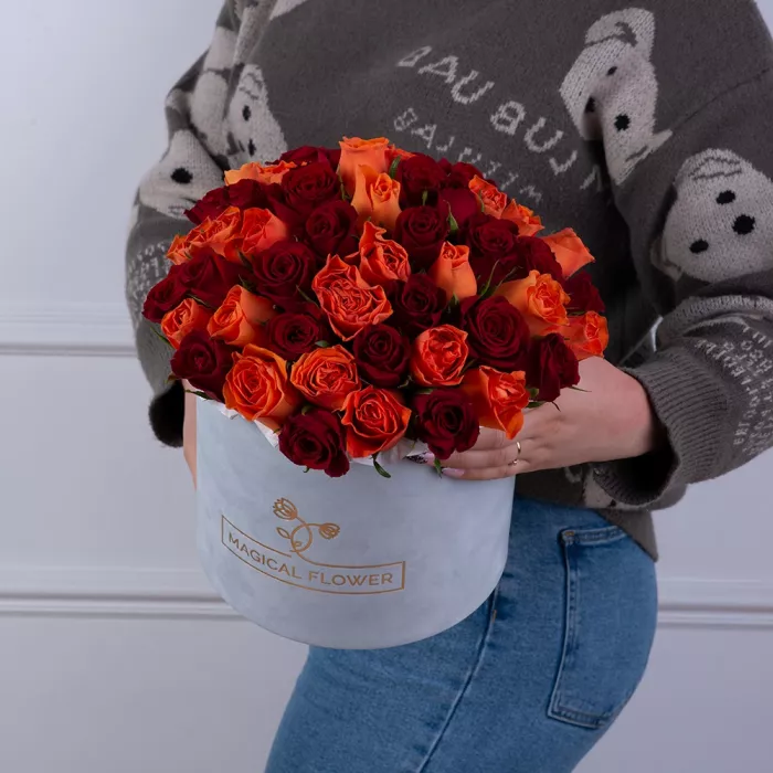 51 разноцветная роза в серой бархатной шляпной коробке