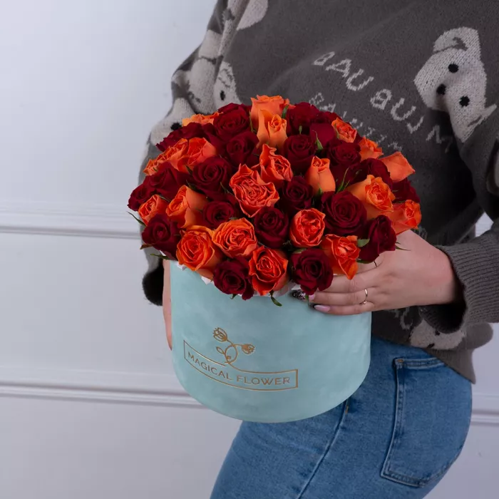 51 разноцветная роза в зеленой бархатной шляпной коробке