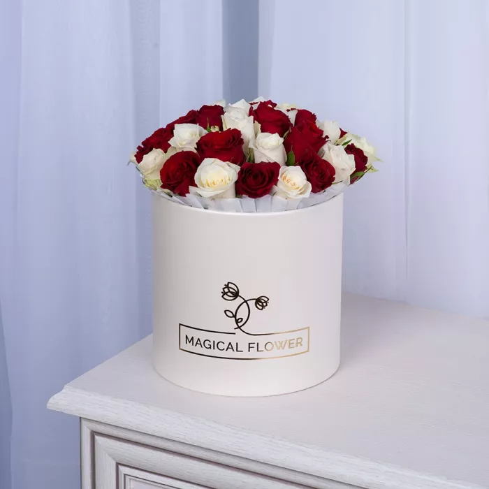 35 разноцветных роз в кремовой шляпной коробке