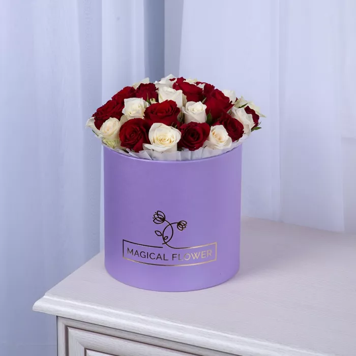 35 разноцветных роз в фиолетовой шляпной коробке