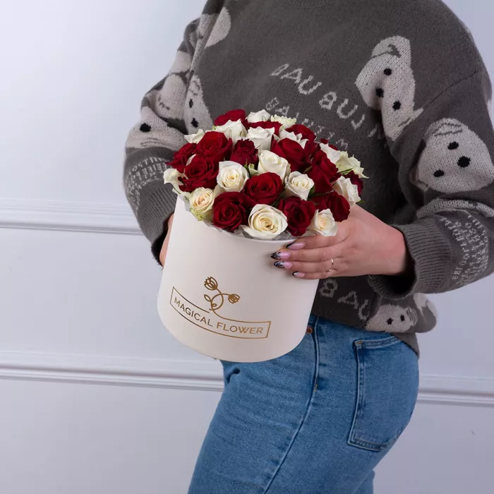 35 разноцветных роз в кремовой шляпной коробке