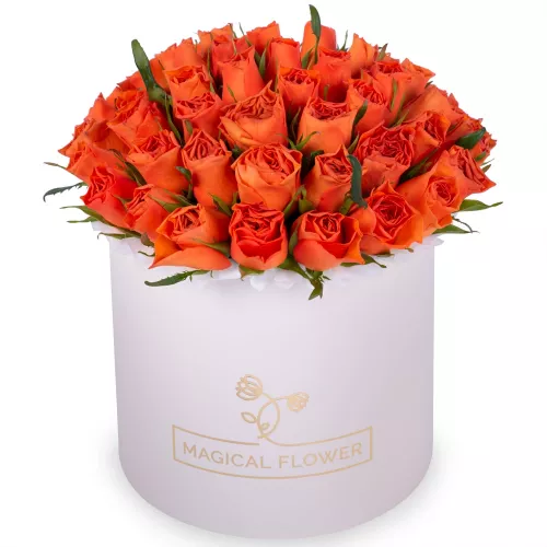 Букет из 51 оранжевой розы в кремовой шляпной коробке на выписку из роддома