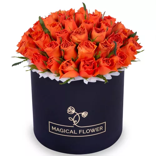 Букет из 51 оранжевой розы в черной шляпной коробке на выписку из роддома