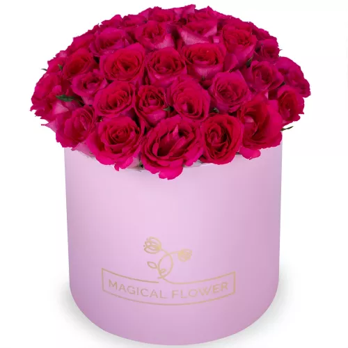 Букет на выписку из роддома 51 малиновая роза в розовой шляпной коробке