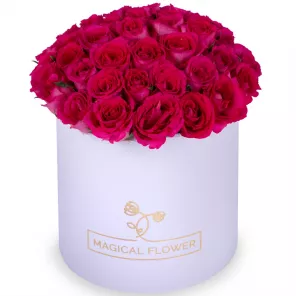 51 малиновая роза в белой шляпной коробке