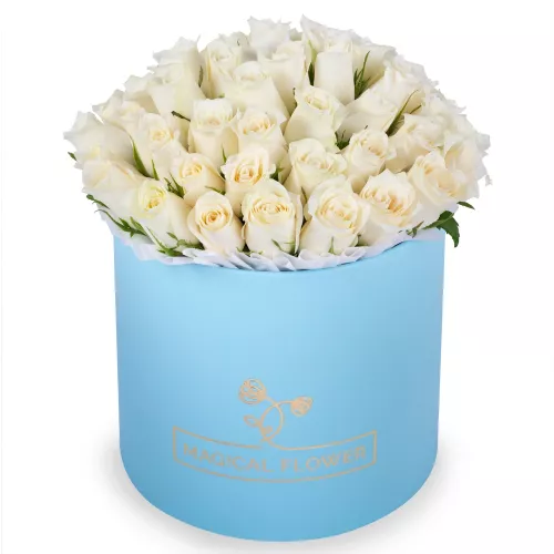 51 белая роза в голубой шляпной коробке