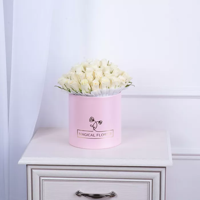 51 белая роза в розовой шляпной коробке