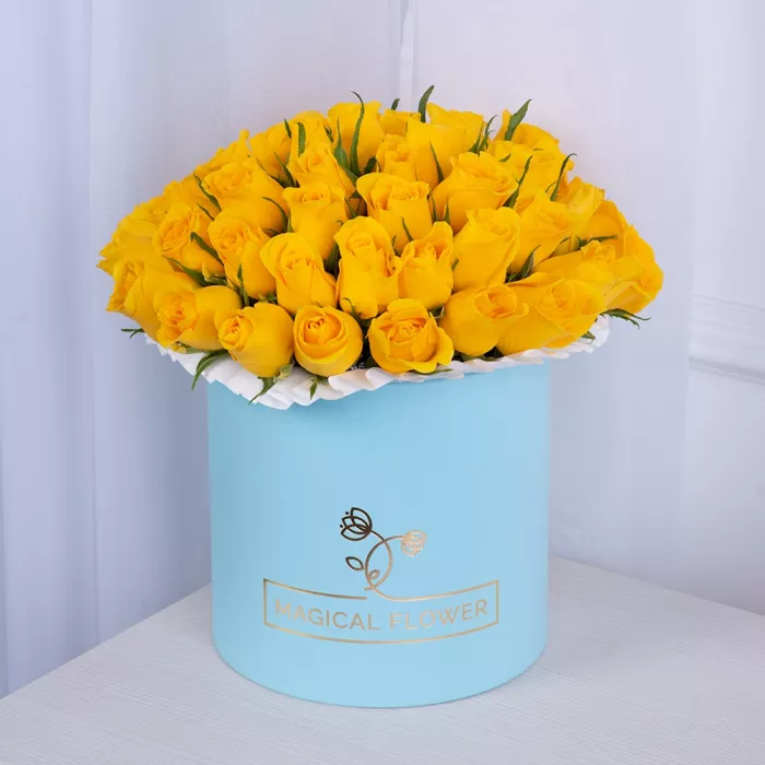 51 желтая роза в голубой шляпной коробке