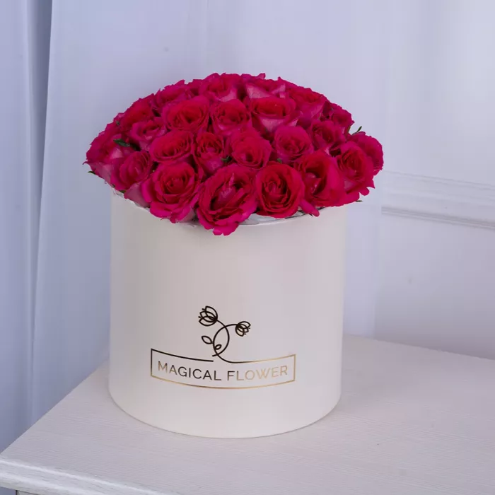51 малиновая роза в кремовой шляпной коробке