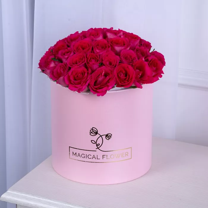 51 малиновая роза в розовой шляпной коробке
